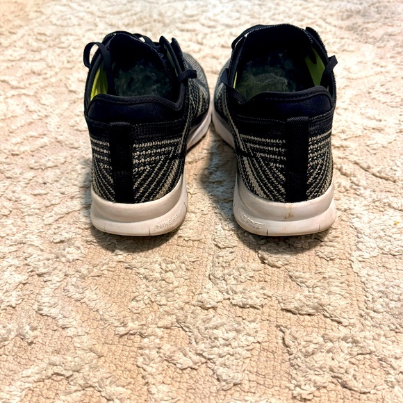 Nike Free Run TR flynit 5.0 size 8.5 shoe in great condition black and white - Picture 5 of 6